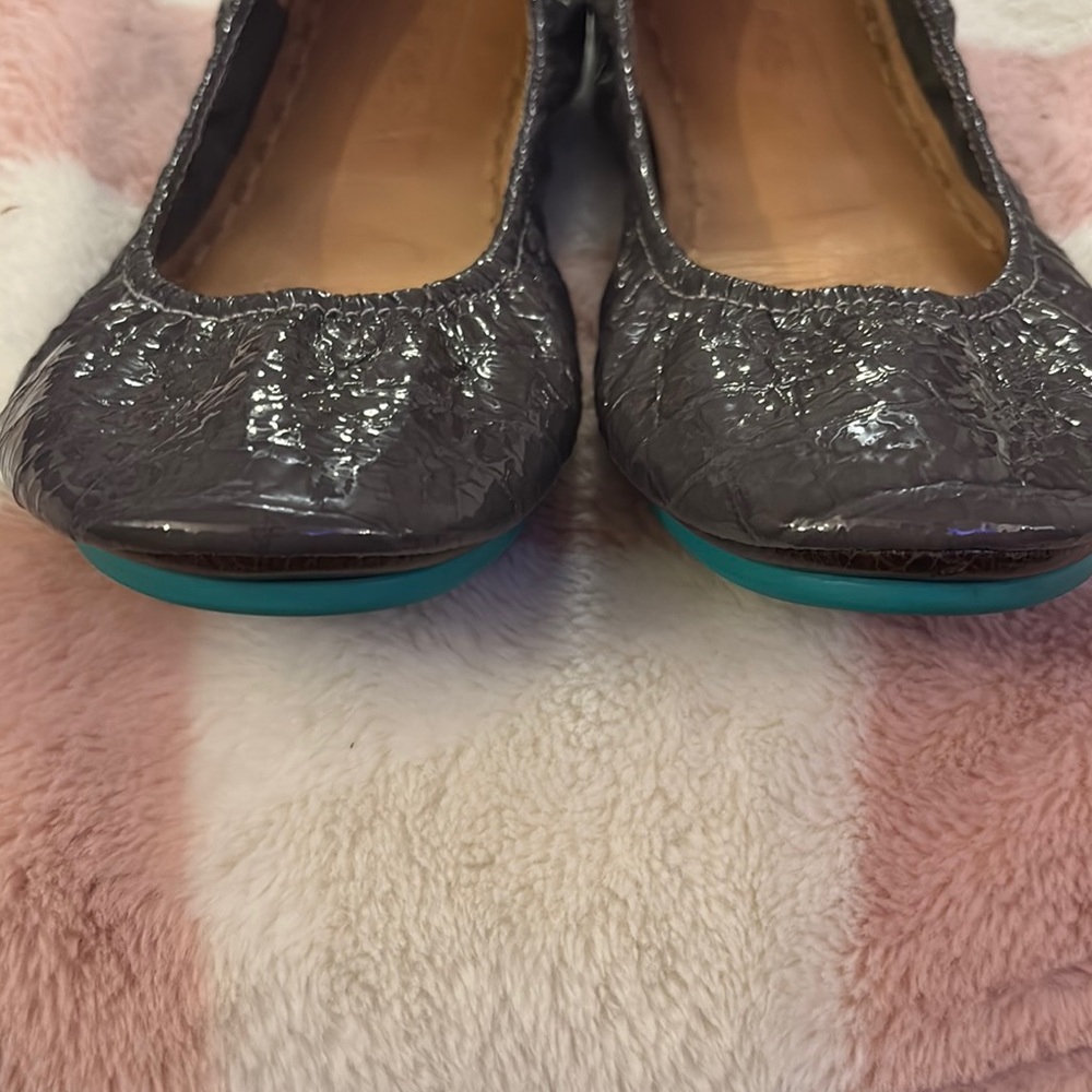 TIEKS, croco patent leather Gray Textured Flats size 11 - Picture 3 of 5